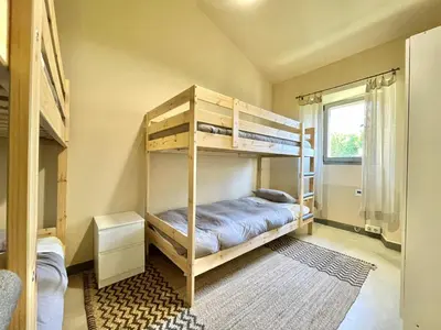 a bedroom with bunk beds and a window at La Casa da Pipa in Cesuras