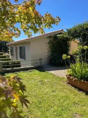 a small house in a yard with plants at La Casa da Pipa in Cesuras