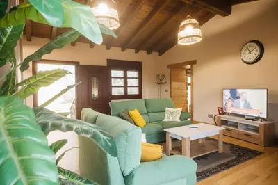 a living room with a couch and a tv at Casa Sancristán. in Sober