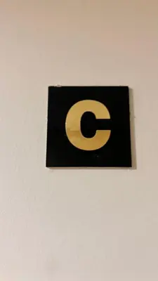 a sign with the letter g on a wall at Apartamentos San Martin Ourense Centro 2 in Ourense