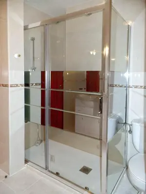a glass shower in a bathroom with a toilet at Apartamento completo con wifi en Betanzos in Betanzos