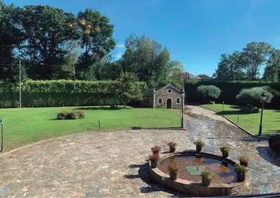 a garden with a fire pit in the middle of a yard at Casa Do Rivera in Cospeito