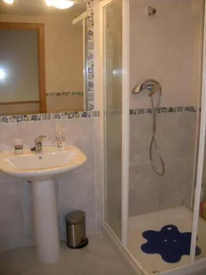 a bathroom with a sink and a shower at El apartamento de Ana y Mariano in Foz