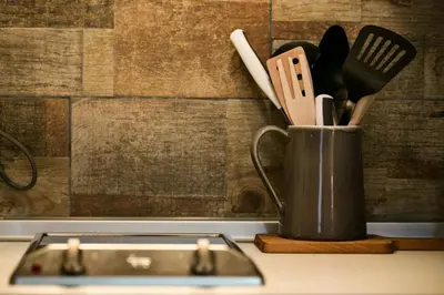a cup of kitchen utensils sitting on a counter at Apartamentos turísticos LAS CARBALLEDAS in Rabanal del Camino