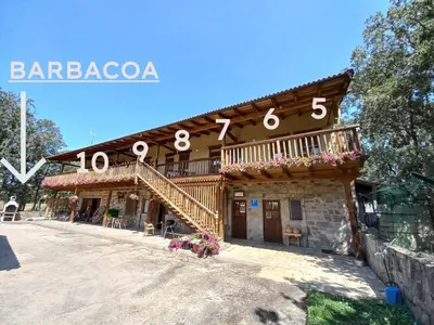 a building with a sign that reads baracoa at Apartamentos turísticos LAS CARBALLEDAS in Rabanal del Camino