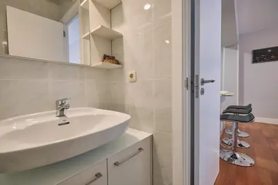 a bathroom with a sink and a mirror at Apartamento de Julia in Santiago de Compostela