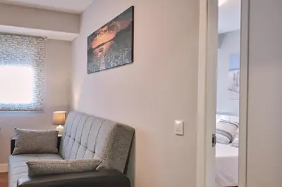 a living room with a couch and a picture on the wall at Apartamento de Julia in Santiago de Compostela