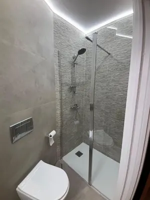 a bathroom with a shower with a toilet and a shower at Amplio Piso Reformado in Vivero