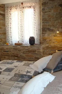 a bedroom with a bed and a window at Hostal El Recanto in Vega de Valcarce
