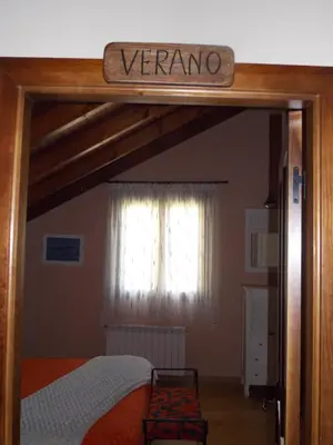 a bedroom with a bed with a sign that reads verona at Hostal El Recanto in Vega de Valcarce