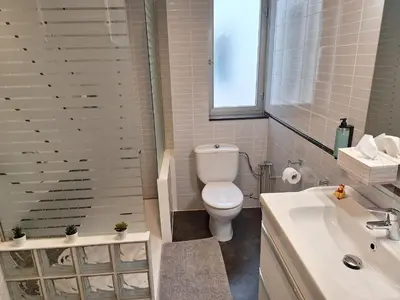 a bathroom with a toilet and a tub and a sink at Piso Premium en Casco Histórico Vistas a la Ría Parking in Viveiro