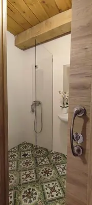 a room with a bed with a glass shower at la solana del abuelo Andrés in La Chana