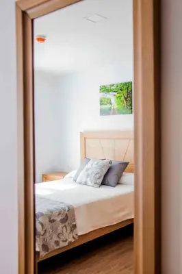 a mirror reflection of a bed in a bedroom at Hotel Gastronómico Gandainas in Riós