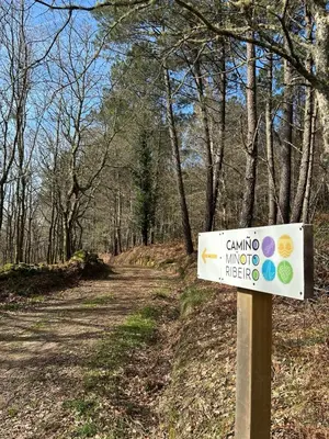 a sign in the middle of a dirt road at Sola Costeiro in Padrenda