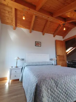 a bedroom with a bed and a wooden ceiling at Casa Rural El Bierzo Oro en el Camino in Villaverde de la Abadía
