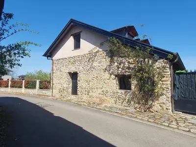 a stone house with a ivy growing on the side of it at Casa Rural El Bierzo Oro en el Camino in Villaverde de la Abadía