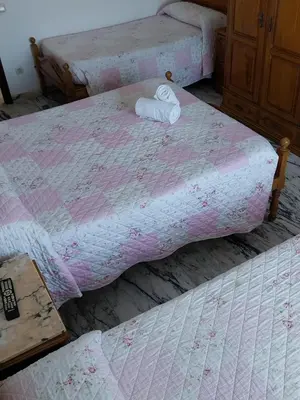 two beds in a room with two mattresses at Pensión Glorioso II in Picaraña