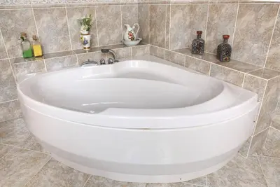 a large white bath tub in a bathroom at Camino de las Mimosas: relax en un entorno idílico in Folgueras