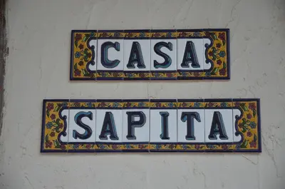 a sign that says casa saphira on a wall at Casa Sapita in Villafranca del Bierzo
