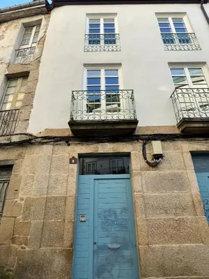 a building with a blue door and a balcony at Apartamentos SARABIA LOFT in Ourense