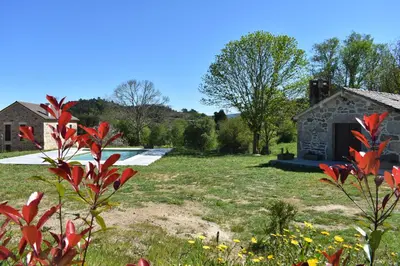 a view of a yard with a stone building at Cabanas do Carpinteiro / Santiago de Compostela - Rías Baixas in Pontevedra