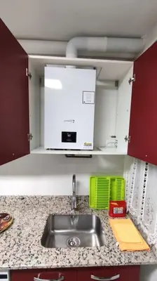 a kitchen counter with a sink and a microwave at Piso Turístico Avda del Castillo in Ponferrada