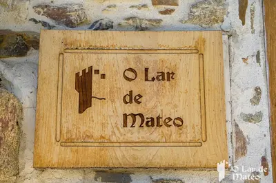 a wooden sign on a stone wall with the words l jar be made at O Lar de Mateo in Monforte de Lemos