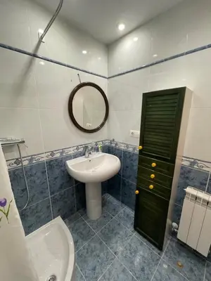 a bedroom with a bed with two towels on it at Apartamento Luminoso y Acogedor in Lalín