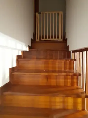 a set of wooden stairs in a room at Alojamiento entero cerca de Santiago de Compostela in A Coruña