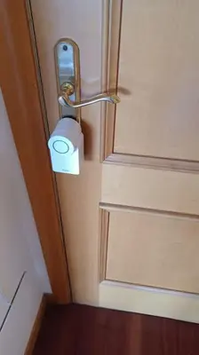 a door with a roll of toilet paper next to a door at Alojamiento entero cerca de Santiago de Compostela in A Coruña