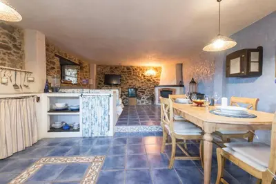 a kitchen and dining room with a table and chairs at Casa con Piscina *Ribeira Sacra* in Ferreira de Panton