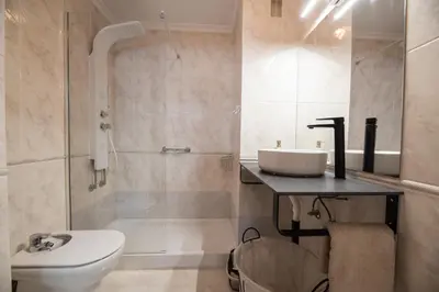 a bathroom with a toilet and a sink and a shower at Apartamento acogedor centrico in Monforte de Lemos