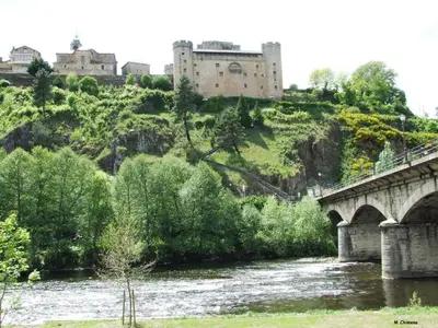 a bridge over a river with a castle in the background at La Casa de Trefacio in Trefacio