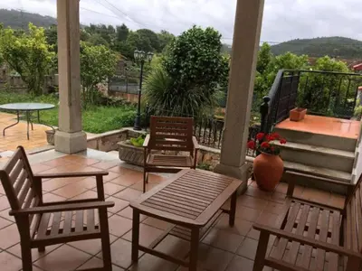 a patio with three chairs and a table and a table at Casa Eudosia, Tenorio in Barro