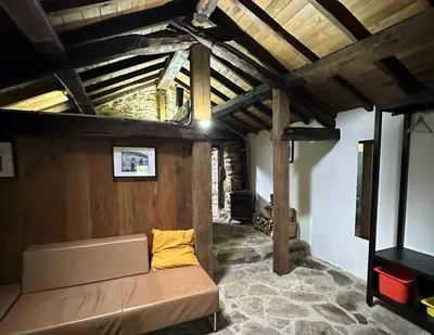 a living room with a couch in a room at Ca Manín in Tineo