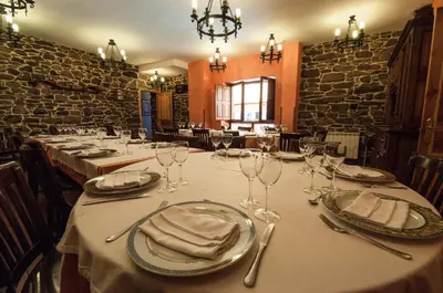 a long table with glasses and napkins on it at Hotel Rural La Bolera in Robles de Laciana