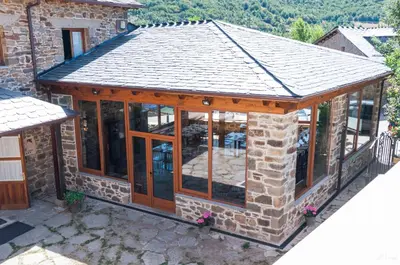 an image of a conservatory with a roof at Hotel Rural La Bolera in Robles de Laciana