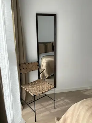 a mirror in a room with a bench and a chair at APARTAMENTO A ESTRENAR en FOZ COFRADIA DELUXE in Foz