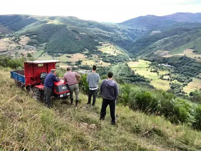 a group of men standing on top of a hill at Casa Gloria in Moncó
