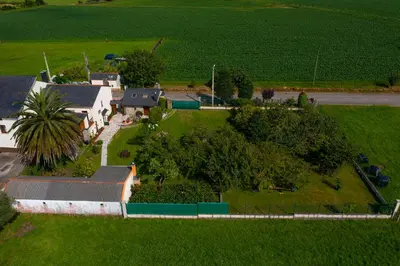 an overhead view of a house with a green field at Vivienda Vacacional Casa Fidel in Campas