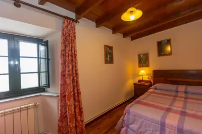 a bedroom with a bed and a window at Vivienda Vacacional Casa Fidel in Campas