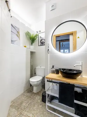 a bathroom with a sink and a mirror at Nômada Castillo _ VUT-LE-251 in Ponferrada