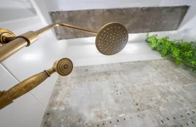 a metal grater on a floor next to a metal grate at Nômada Castillo _ VUT-LE-251 in Ponferrada