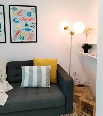 a living room with a couch and a lamp at Steve Apartamento in Viveiro