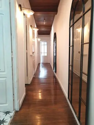 an empty hallway with wood floors and white walls at Steve Apartamento in Viveiro