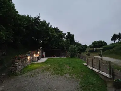 a yard with a building and a fence at Casa Fernanda Viavélez in El Franco