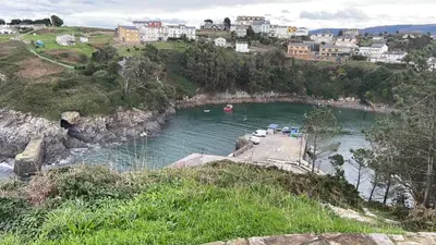 a river with a bunch of boats in the water at Casa Fernanda Viavélez in El Franco