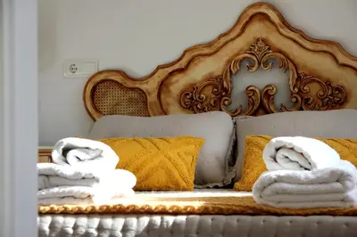 a bed with towels and pillows on it at La casita de Fide in Molinaseca