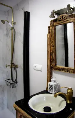 a bathroom with a sink and a mirror at La casita de Fide in Molinaseca