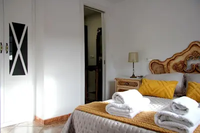 a bedroom with a bed with towels on it at La casita de Fide in Molinaseca